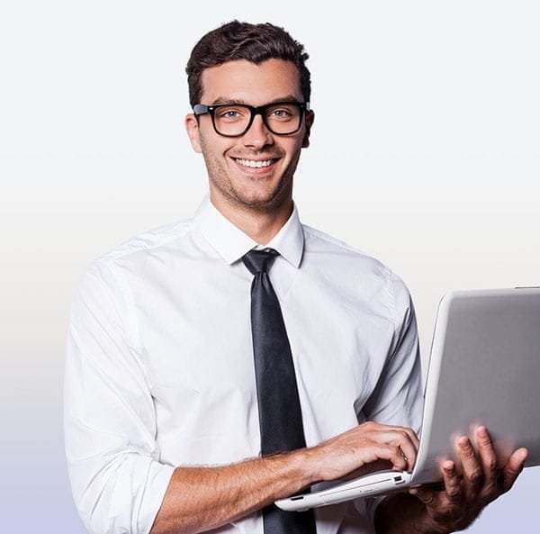 Hombre con laptop en la mano